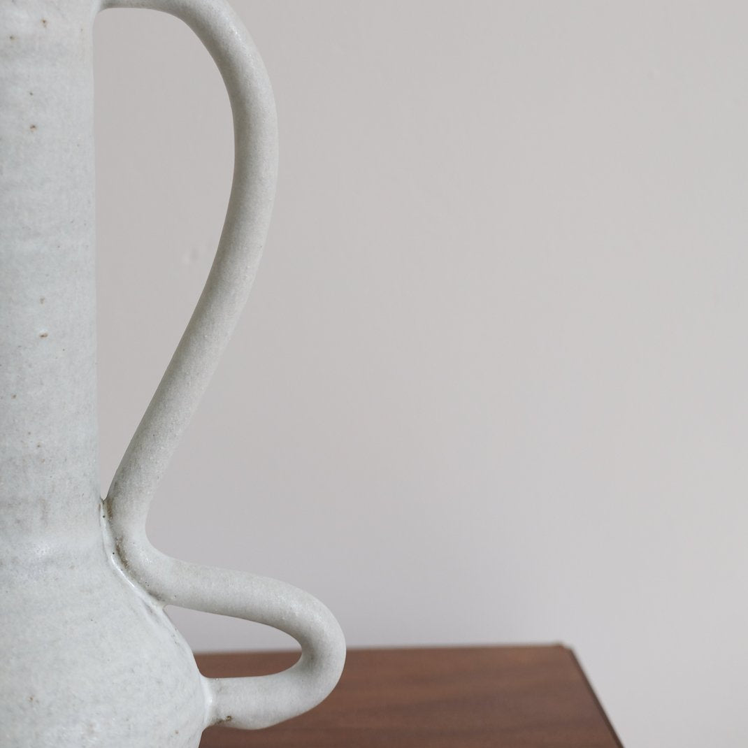 Vase en grès par Marta Dervin chez Brutal Ceramics