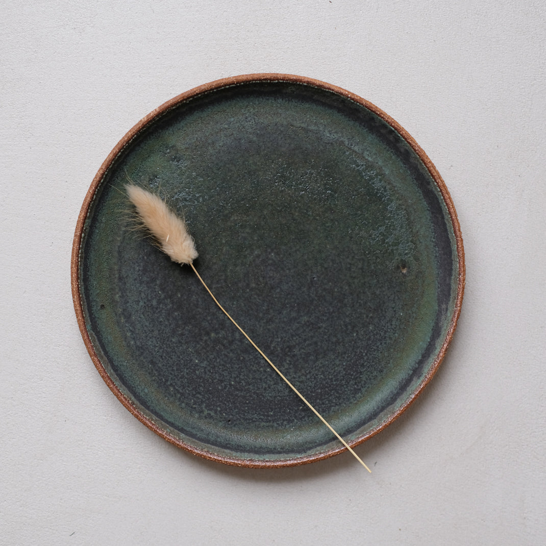 Assiette en grès roux par Marta Dervin chez Brutal Ceramics