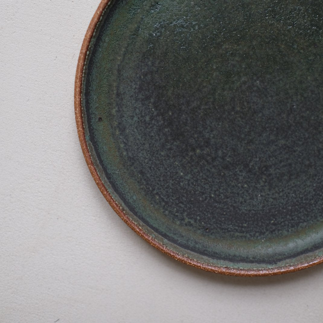Assiette en grès roux par Marta Dervin chez Brutal Ceramics