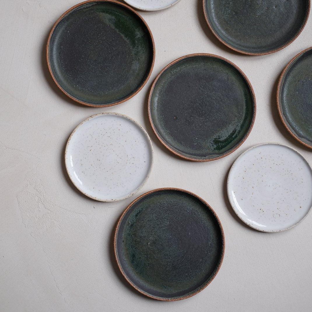 Assiette en grès roux par Marta Dervin chez Brutal Ceramics