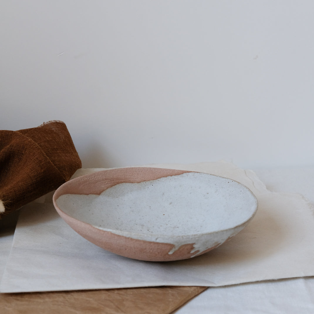 Saladier en grès de Maru Meleniou chez Brutal Ceramics