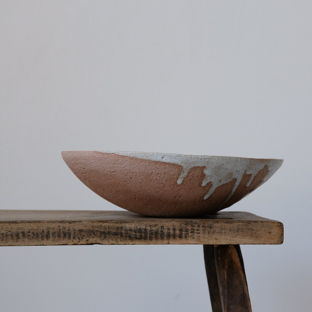 Saladier en grès de Maru Meleniou chez Brutal Ceramics