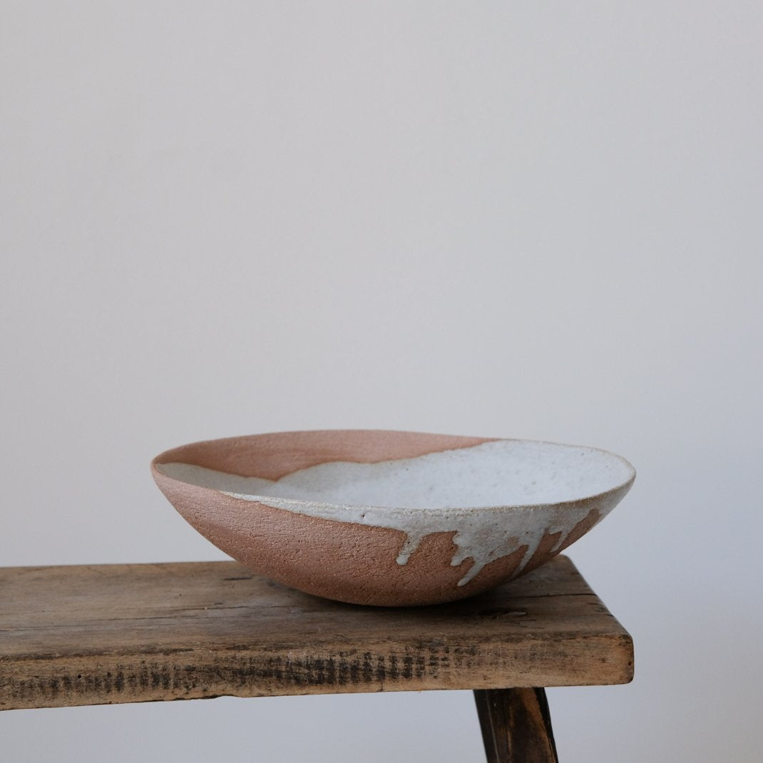 Saladier en grès de Maru Meleniou chez Brutal Ceramics