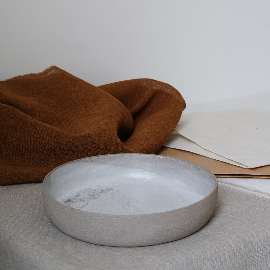 Assiette haute en grès de Maru Meleniou chez Brutal Ceramics