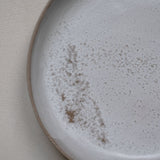 Assiette haute en grès de Maru Meleniou chez Brutal Ceramics