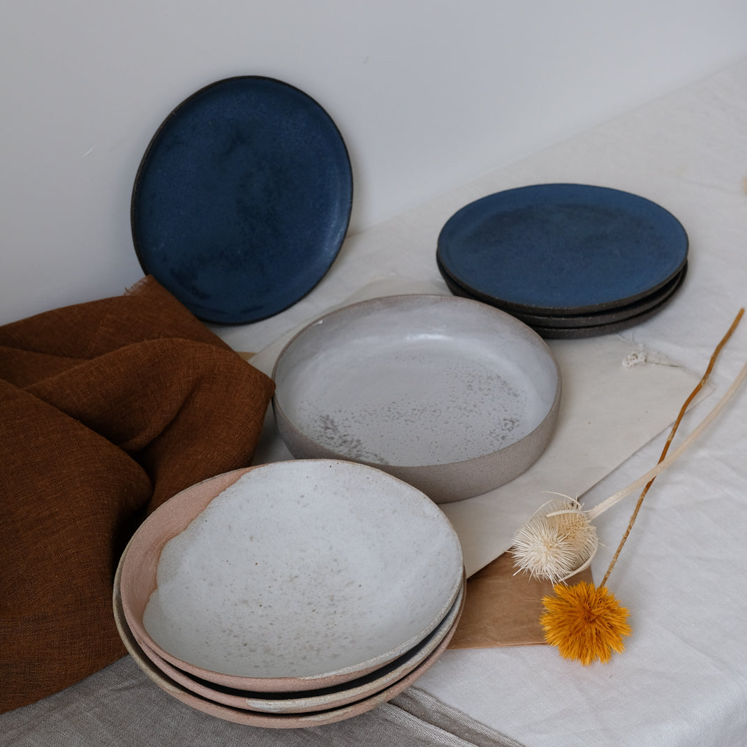 Assiette haute en grès de Maru Meleniou chez Brutal Ceramics