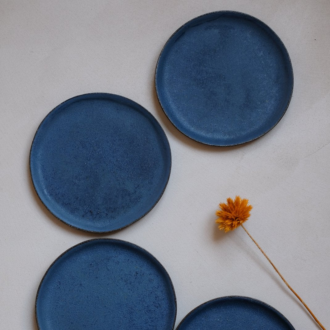 Assiette en grès de Maru Meleniou chez Brutal Ceramics