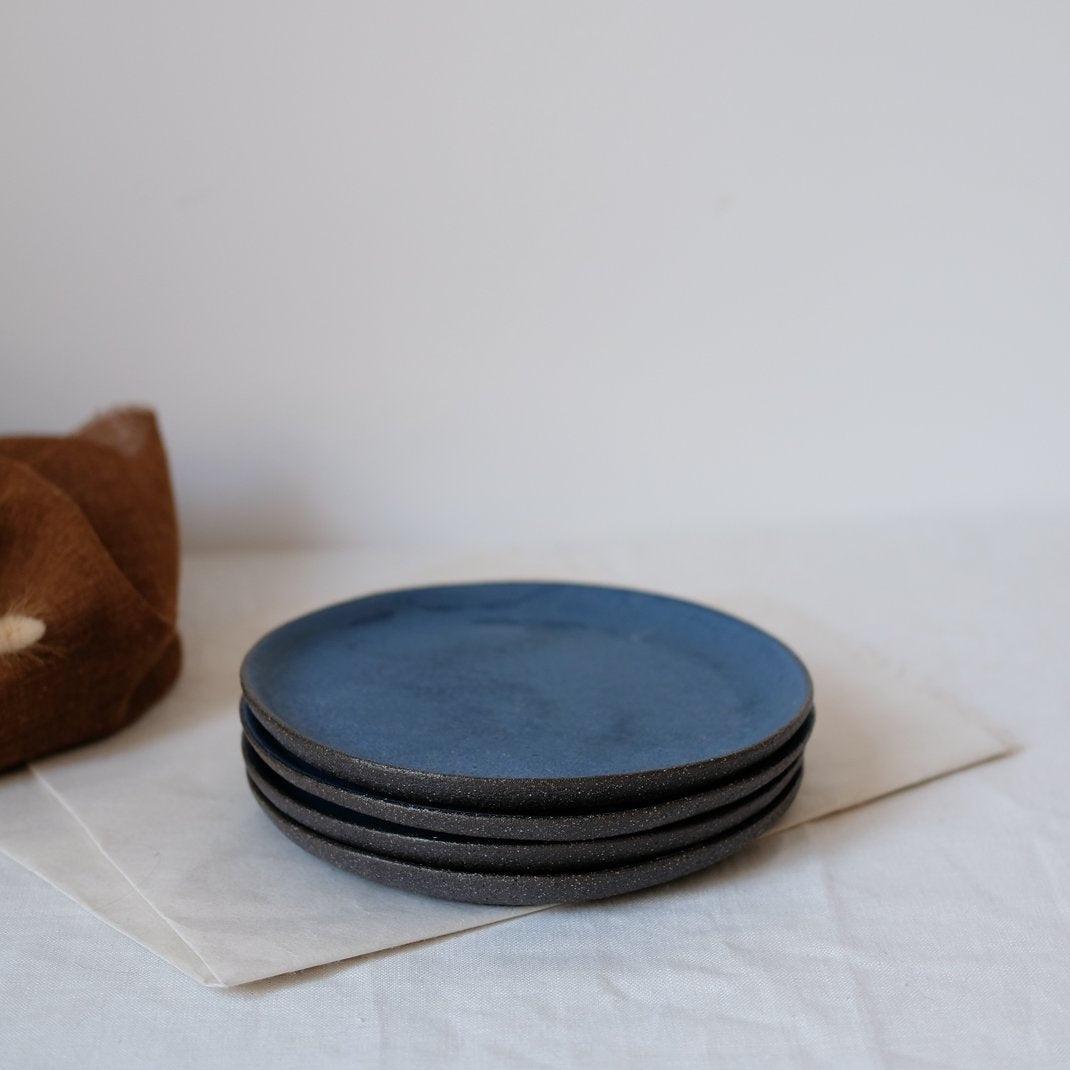 Assiette en grès de Maru Meleniou chez Brutal Ceramics