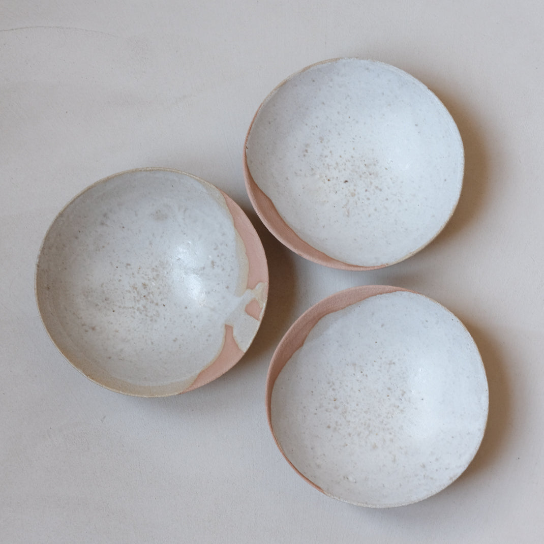 Saladier en grès de Maru Meleniou chez Brutal Ceramics
