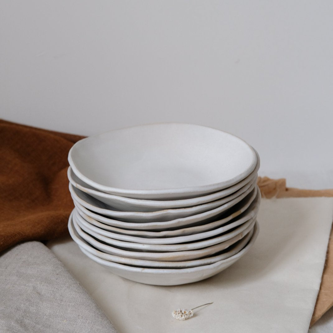 Assiette creuse en grès par Mathilde Martin chez Brutal Ceramics