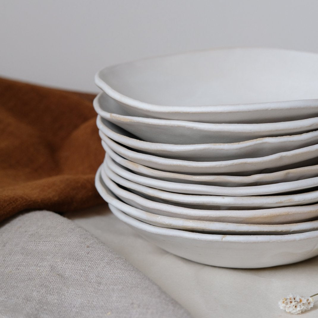 Assiette creuse en grès par Mathilde Martin chez Brutal Ceramics