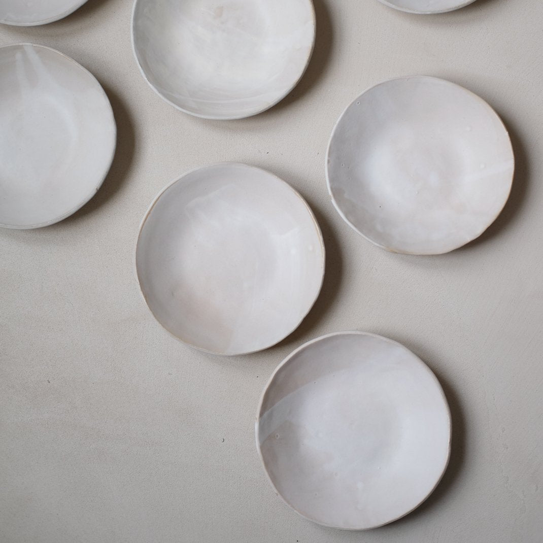 Assiette creuse en grès par Mathilde Martin chez Brutal Ceramics