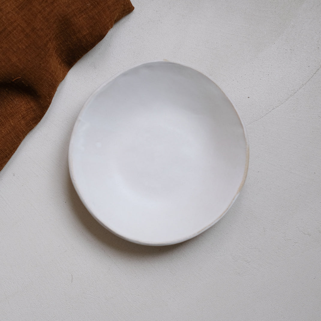 Assiette creuse en grès par Mathilde Martin chez Brutal Ceramics