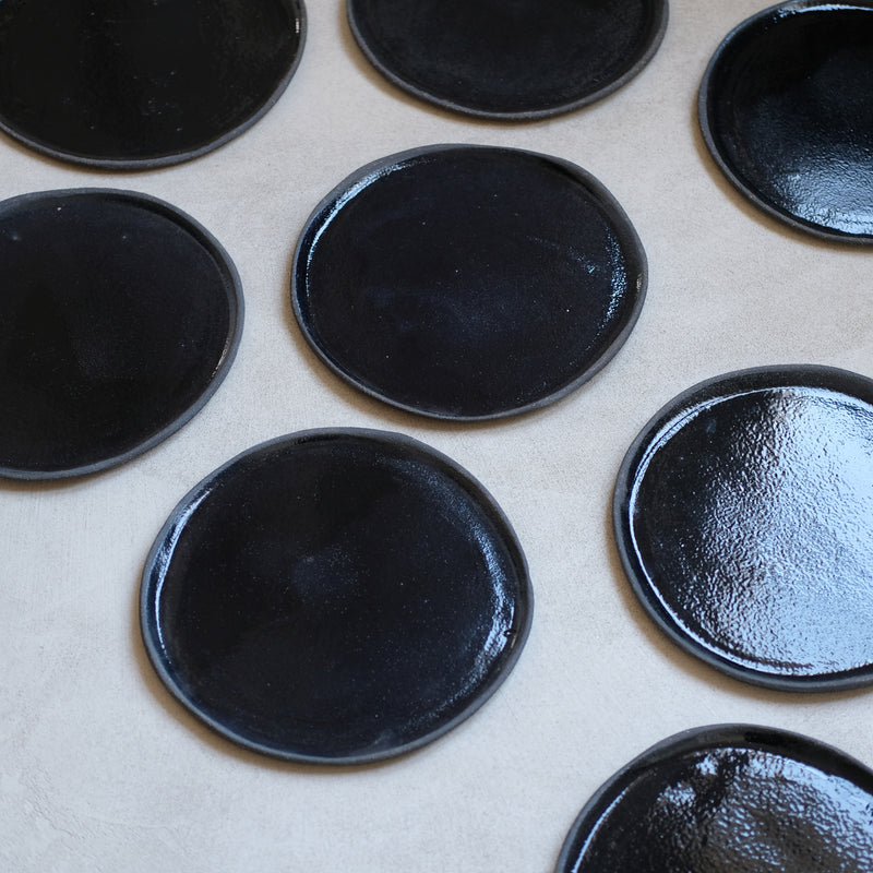 Assiette en grès noir, bleu nuit par Candy Vitrac chez Brutal Ceramics