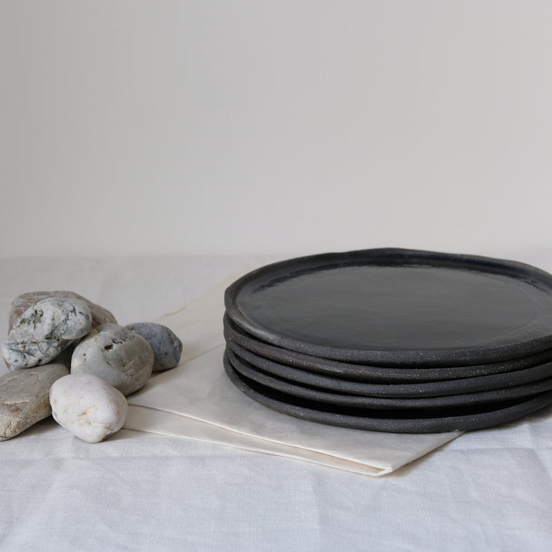 Assiette en grès noir, bleu nuit par Candy Vitrac chez Brutal Ceramics