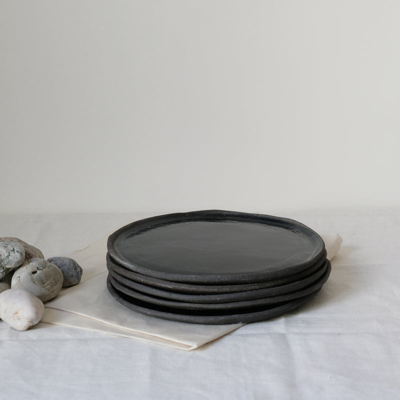 Assiette en grès noir, bleu nuit par Candy Vitrac chez Brutal Ceramics