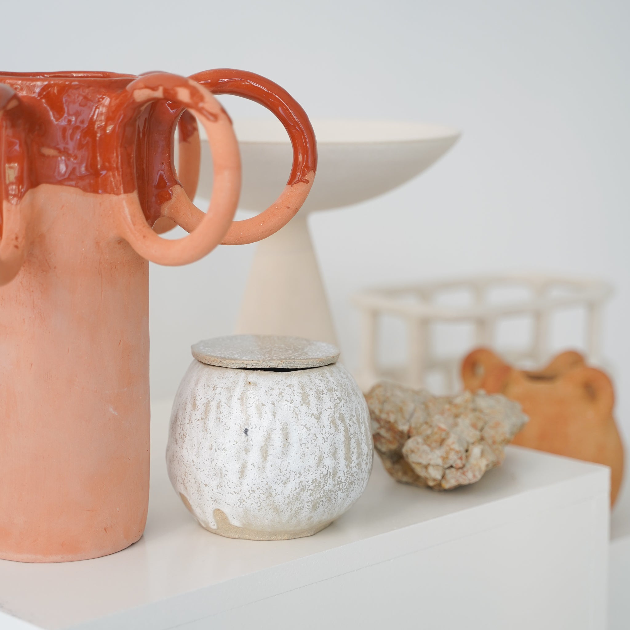 Boîte en grès blanc H12 cm cuisson bois / Blanc neige de Judith Lasry chez Brutal Ceramics