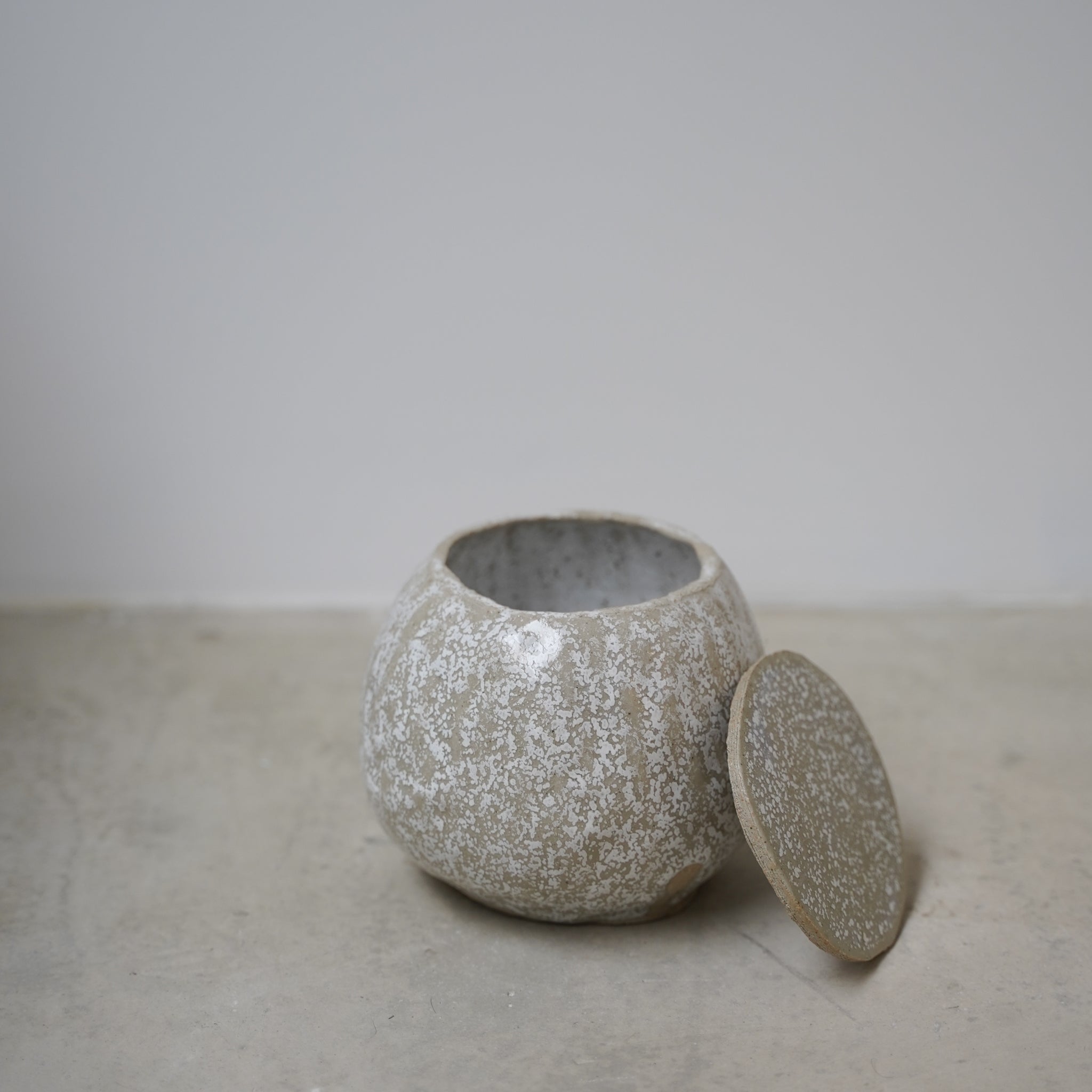 Boîte en grès blanc H12 cm cuisson bois / Blanc neige de Judith Lasry chez Brutal Ceramics
