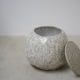 Boîte en grès blanc H12 cm cuisson bois / Blanc neige de Judith Lasry chez Brutal Ceramics