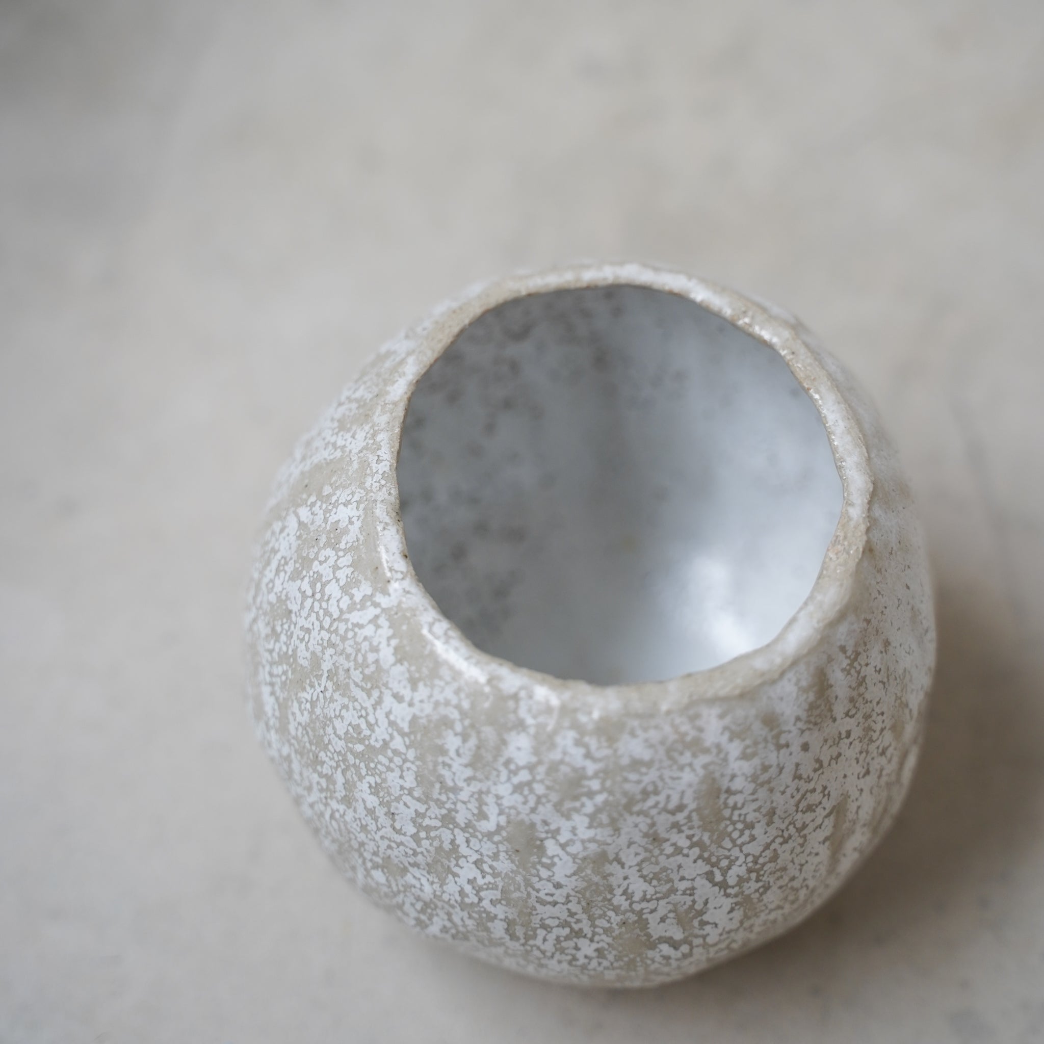 Boîte en grès blanc H12 cm cuisson bois / Blanc neige de Judith Lasry chez Brutal Ceramics