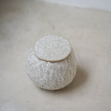 Boîte en grès blanc H12 cm cuisson bois / Blanc neige de Judith Lasry chez Brutal Ceramics