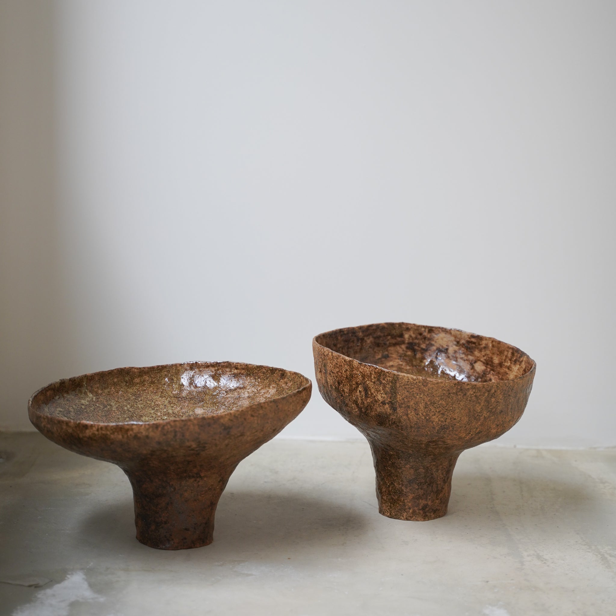 Coupe evasée en grès chamotté H 16,5cm - ocre, marron par Judith Lasry chez Brutal Ceramics