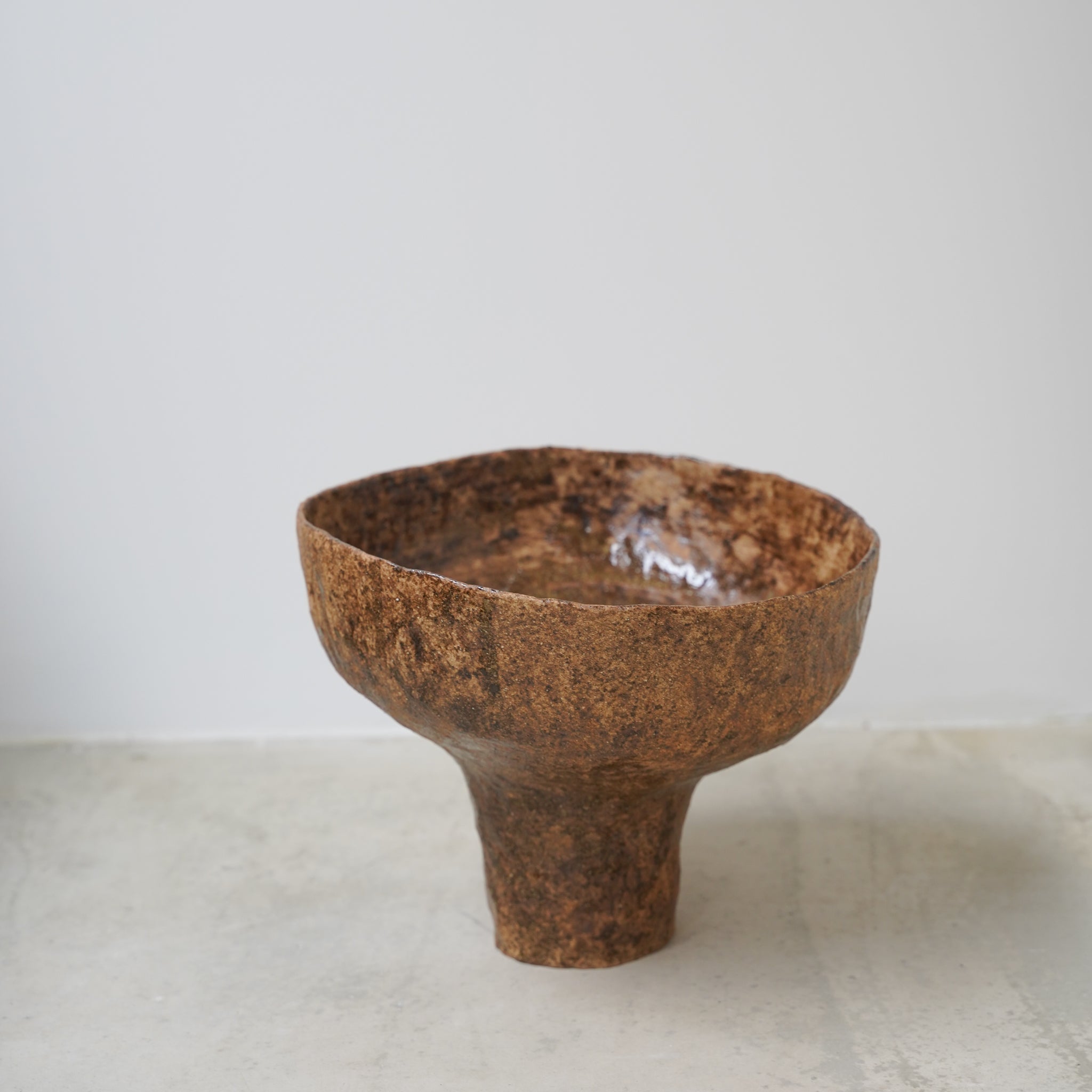 Coupe droite en grès chamotté H 19,5cm - ocre, marron par Judith Lasry pour Brutal Ceramics