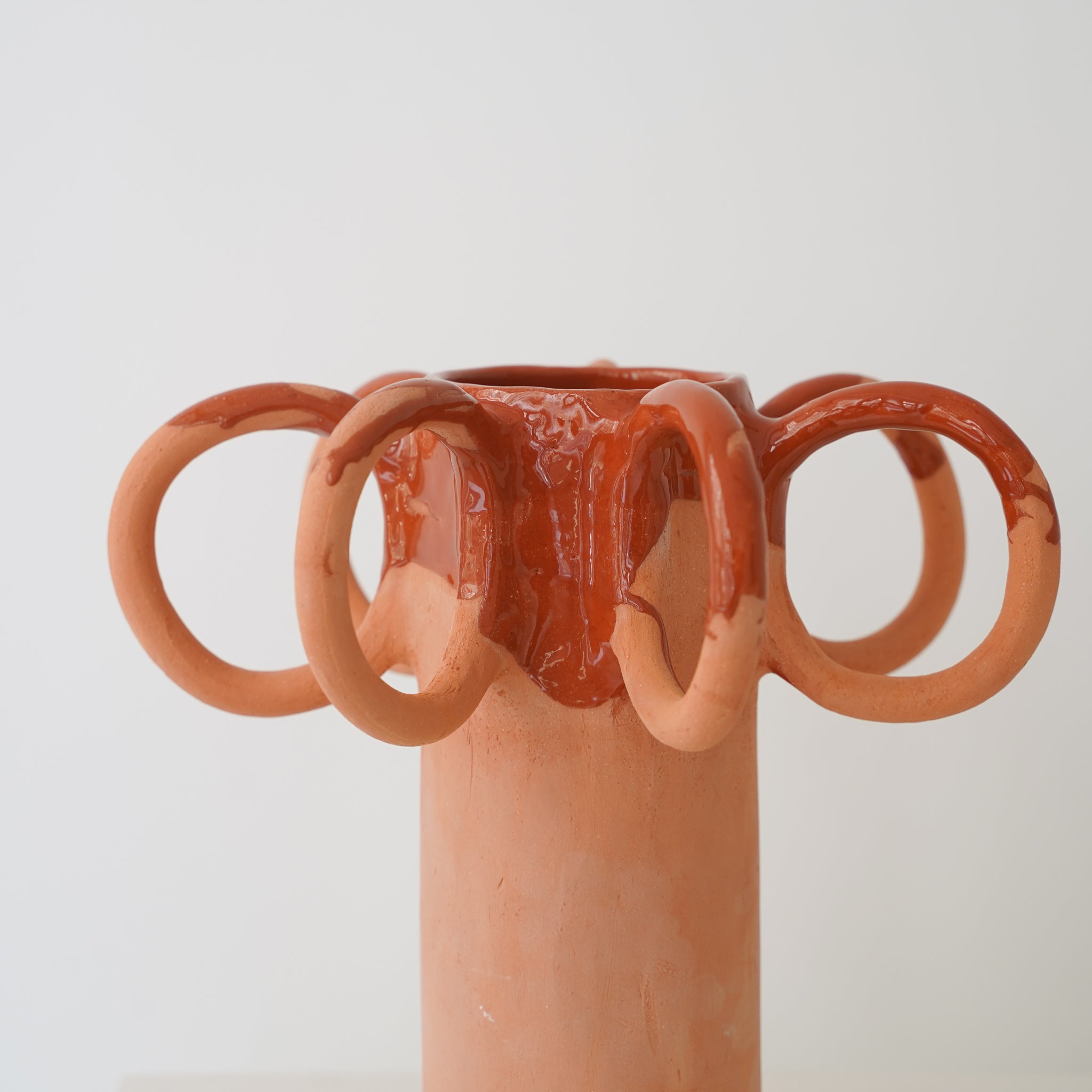 Vase poulpe en faïence H 29cm / Terracotta Glossy de Pia Chevalier chez Brutal Ceramics