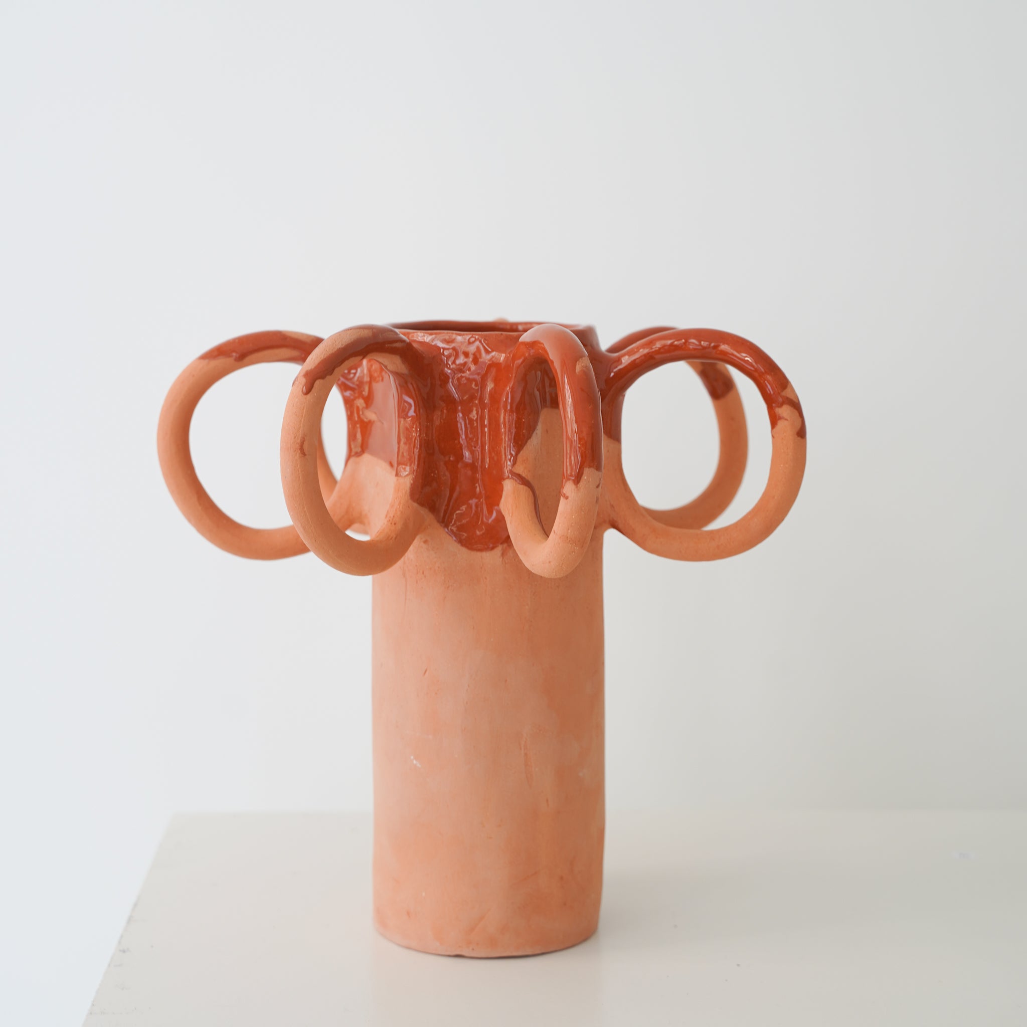 Vase poulpe en faïence H 29cm / Terracotta Glossy de Pia Chevalier chez Brutal Ceramics