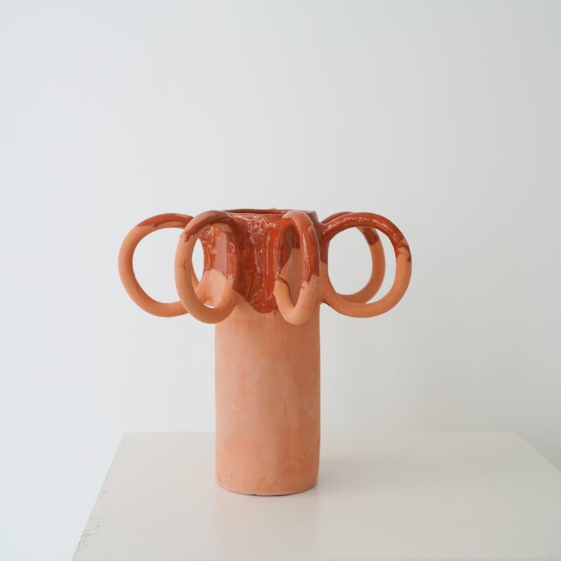 Vase poulpe en faïence H 29cm / Terracotta Glossy de Pia Chevalier chez Brutal Ceramics