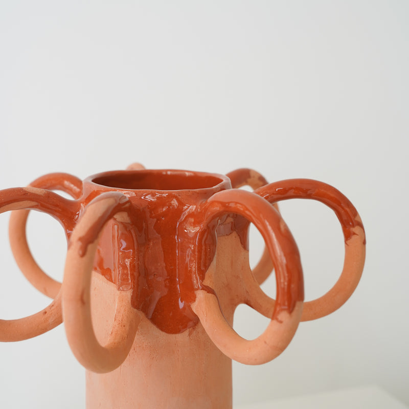 Vase poulpe en faïence H 29cm / Terracotta Glossy de Pia Chevalier chez Brutal Ceramics