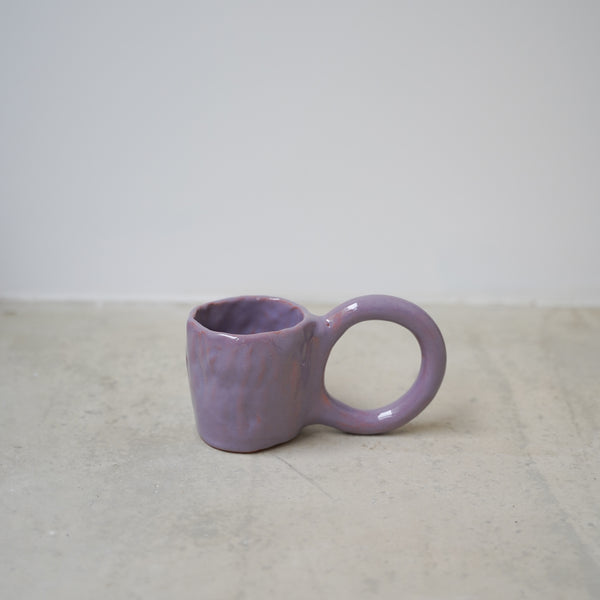 Mug Donut en faïence 160ml / Myrtille de Pia Chevalier chez Brutal Ceramics