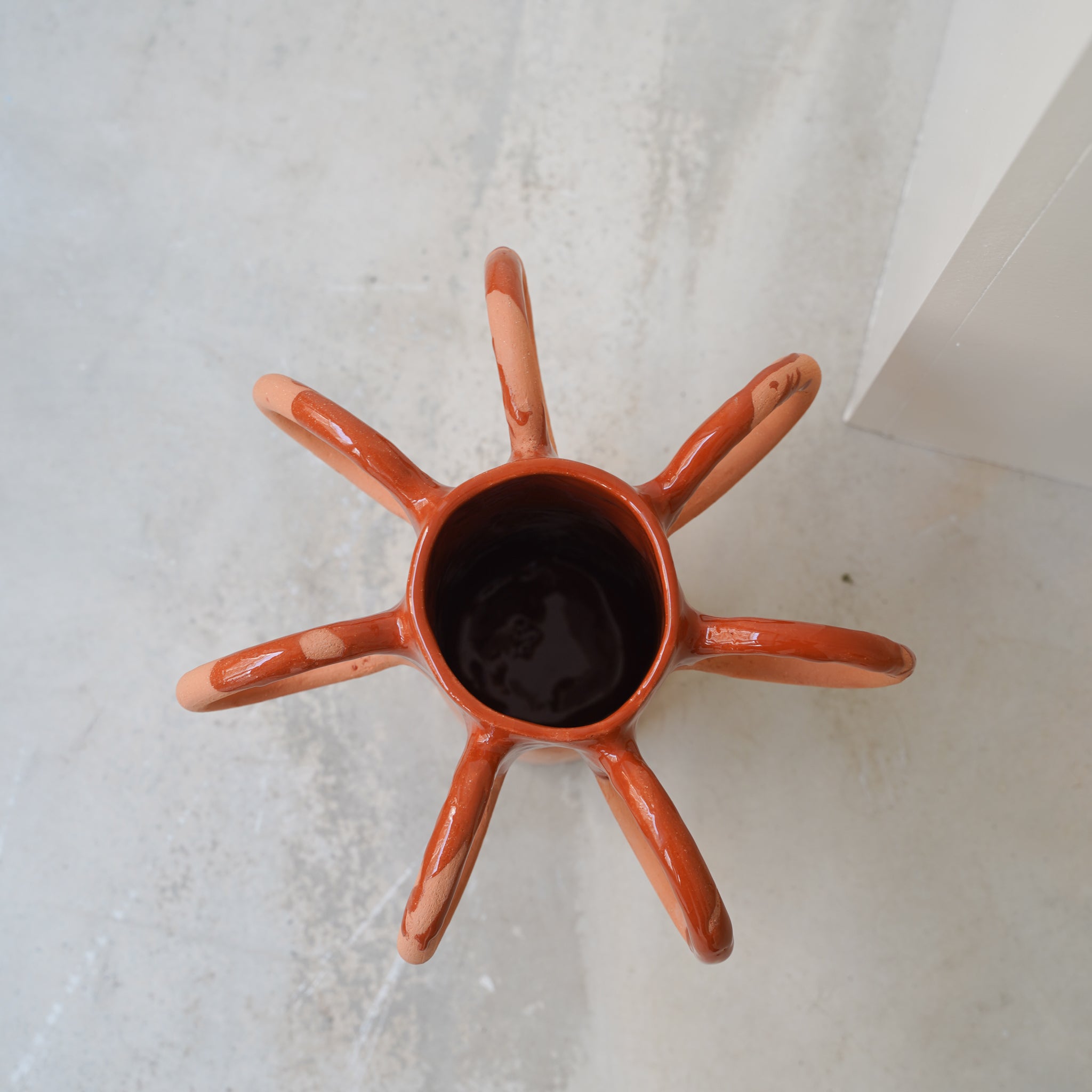 Vase poulpe en faïence H 29cm / Terracotta Glossy de Pia Chevalier chez Brutal Ceramics