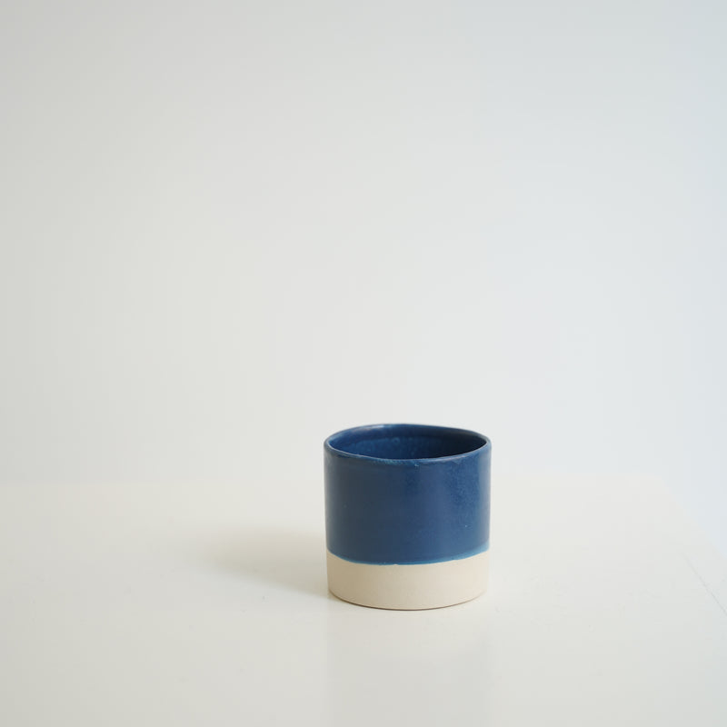 Pot "Bo" en grès H 7cm - bleu de Camille Esnée chez Brutal Ceramics