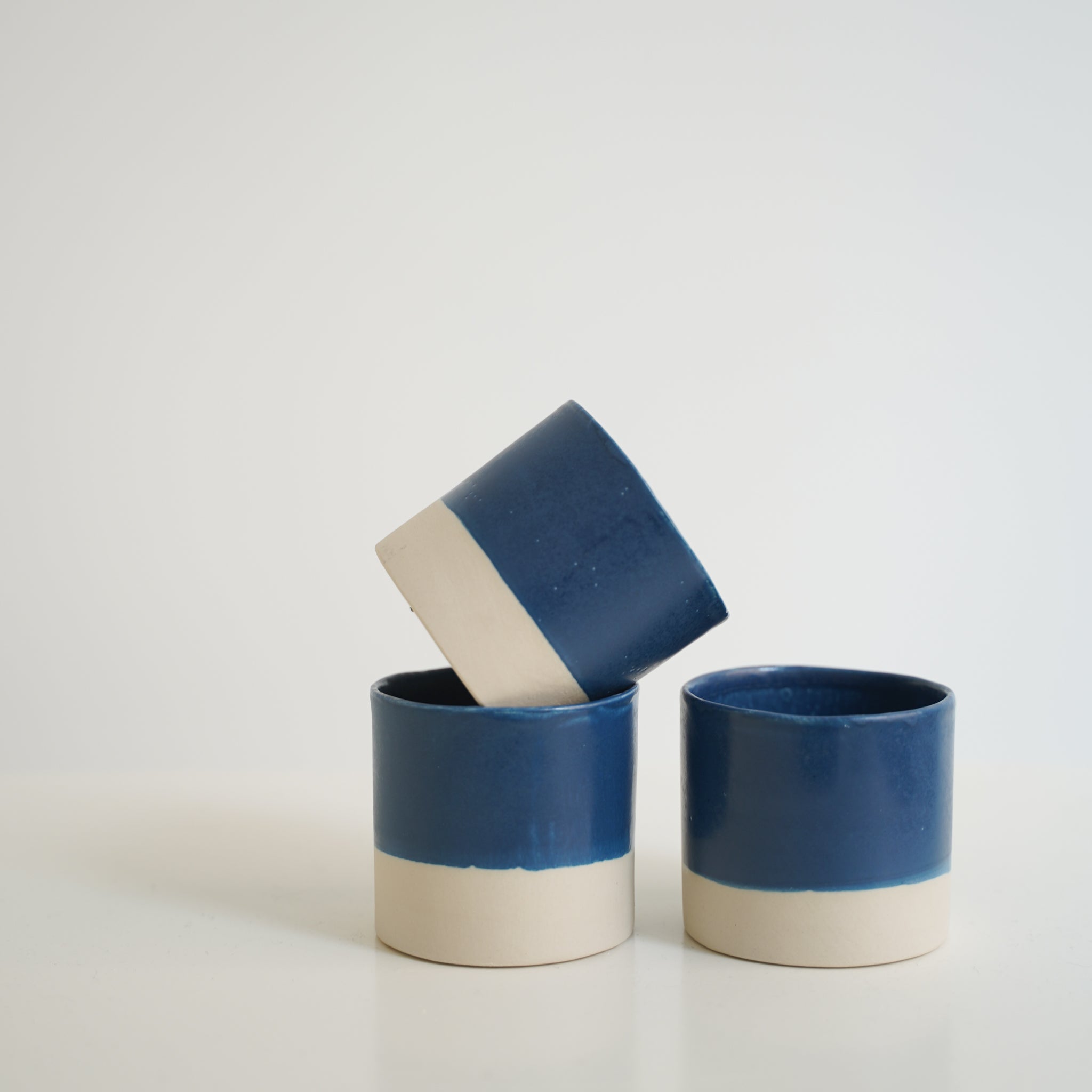 Pot "Bo" en grès H 7cm - bleu de Camille Esnée chez Brutal Ceramics