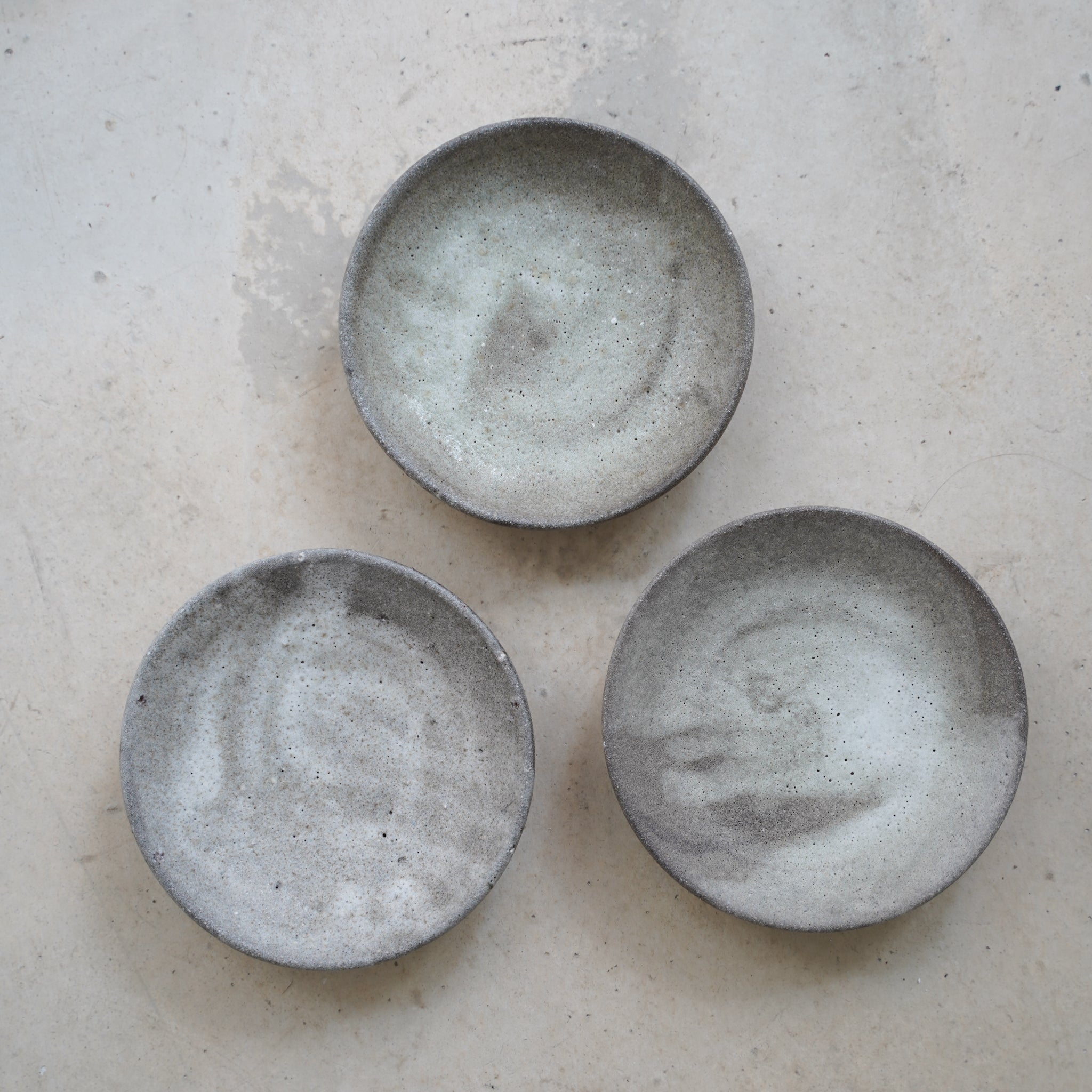 assiette moon aux nuances vertes de benoit audureau chez Brutal Ceramics