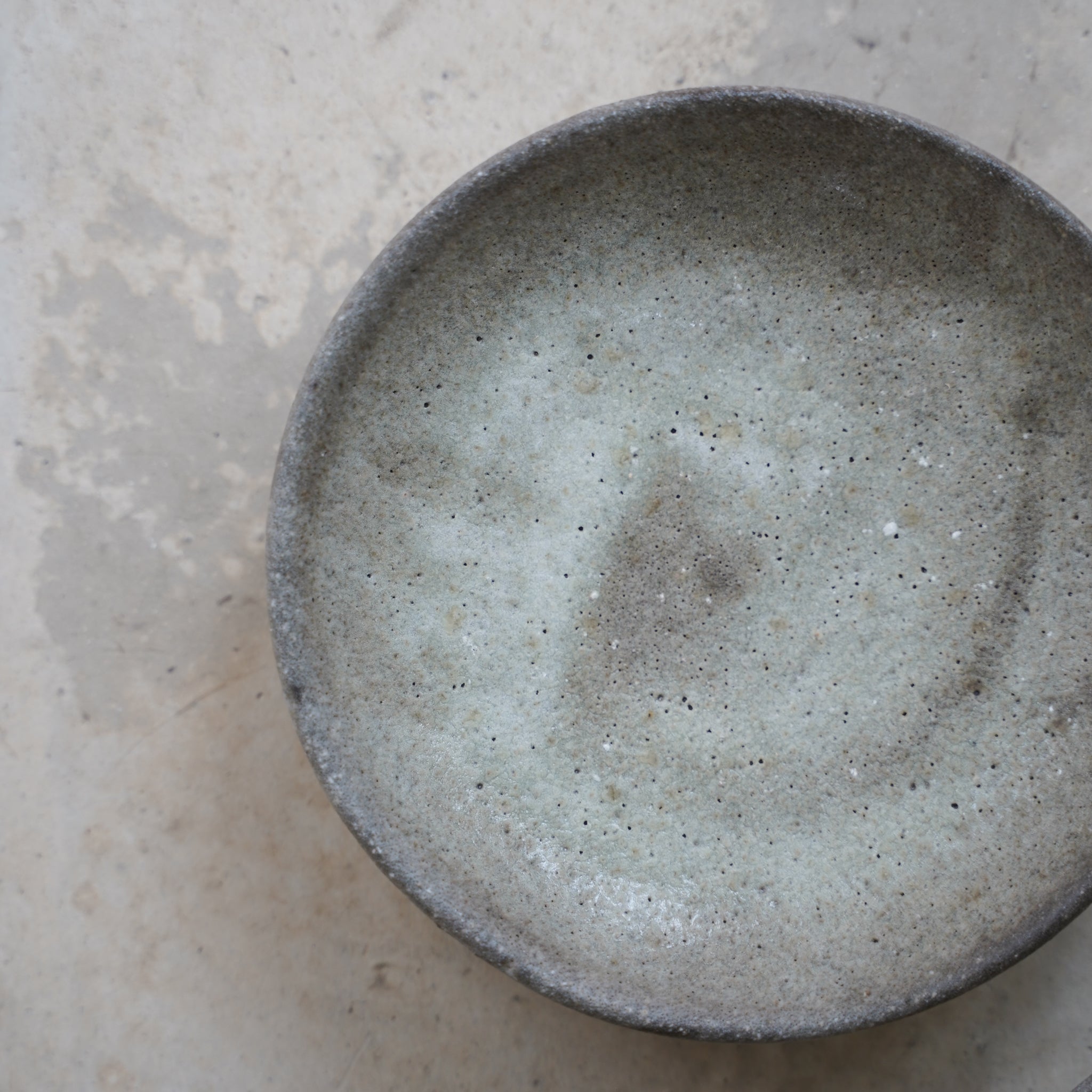 assiette moon aux nuances vertes de benoit audureau chez Brutal Ceramics