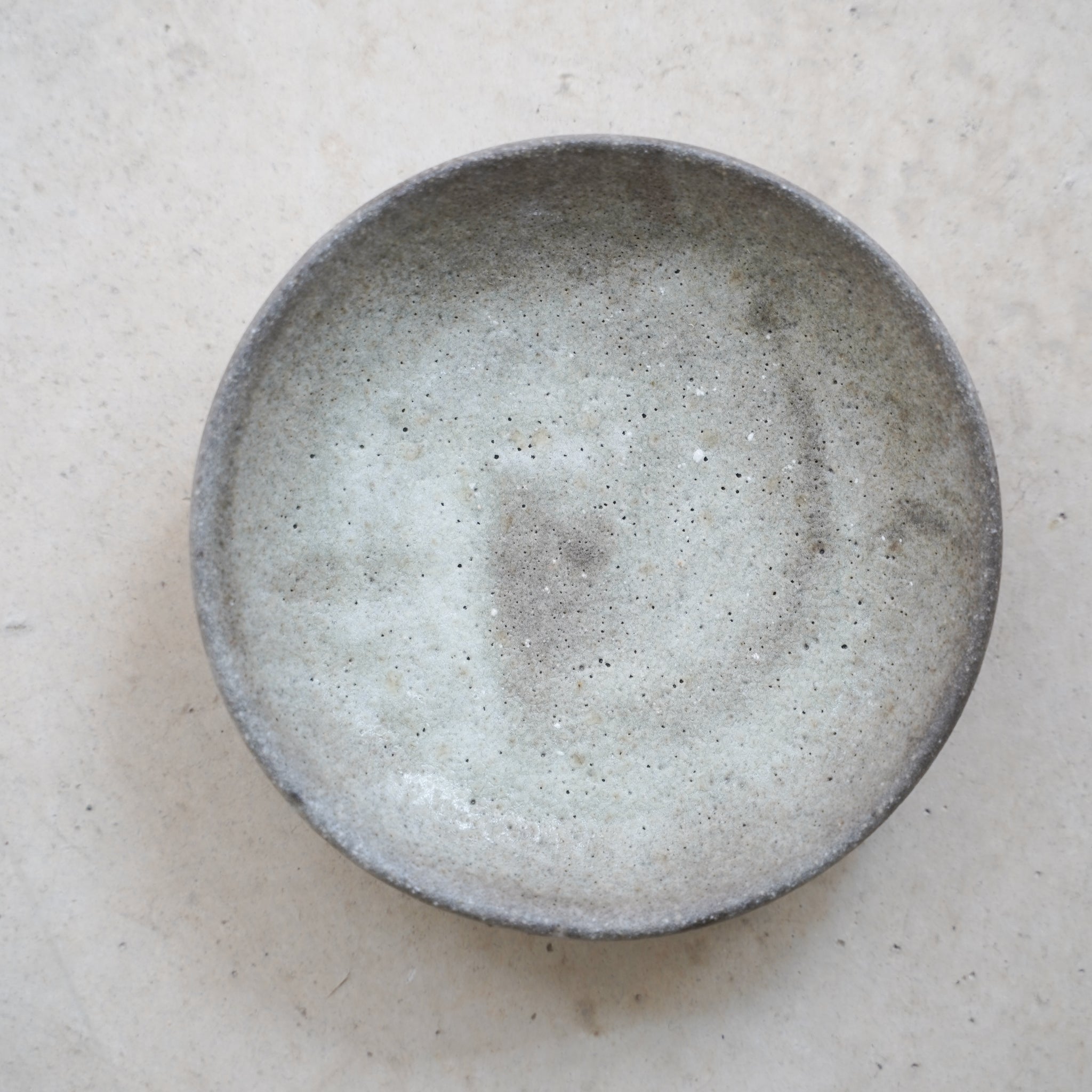 assiette moon aux nuances vertes de benoit audureau chez Brutal Ceramics