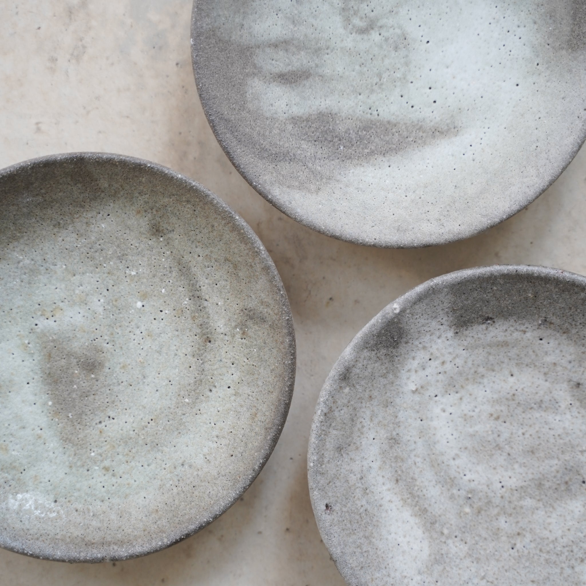 assiette moon aux nuances vertes de benoit audureau chez Brutal Ceramics