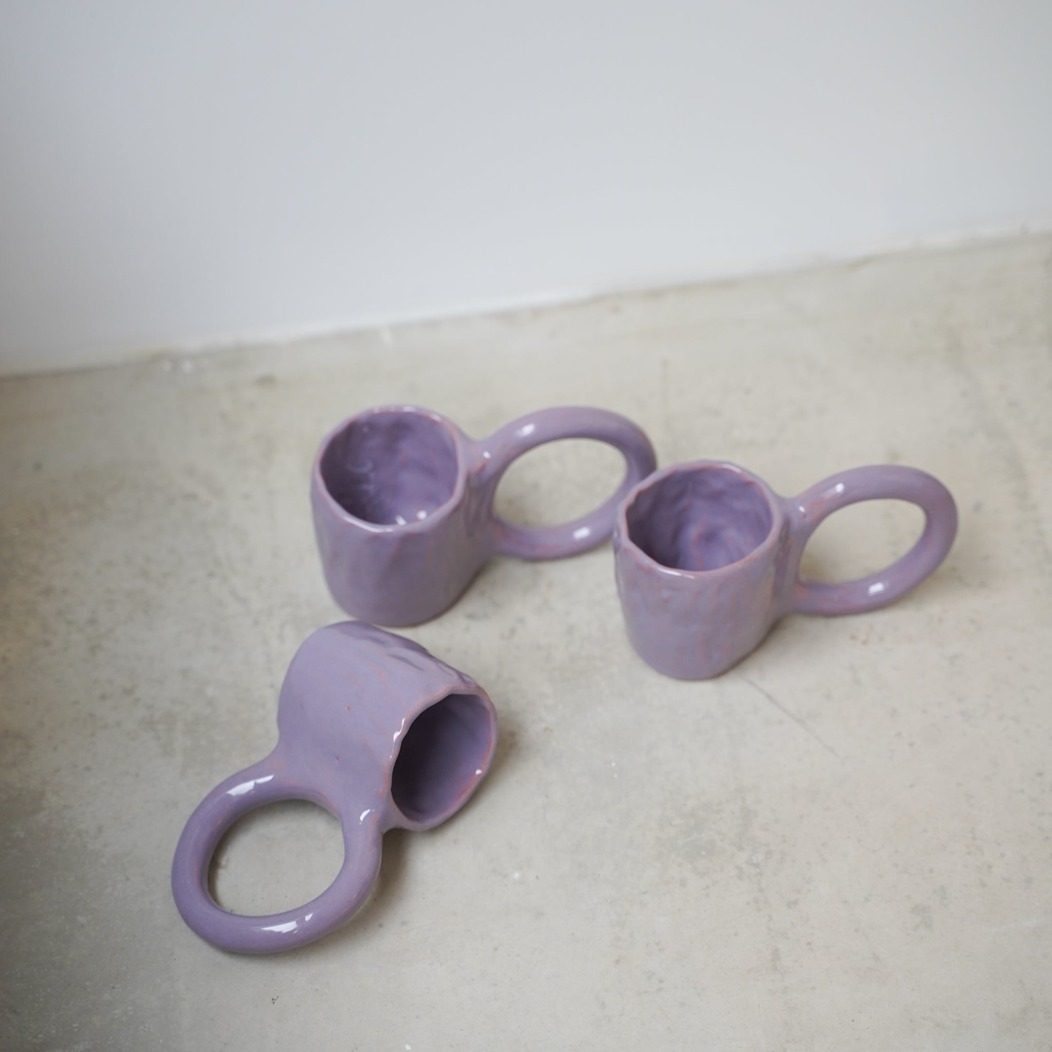 Mug Donut en faïence 160ml / Myrtille de Pia Chevalier chez Brutal Ceramics