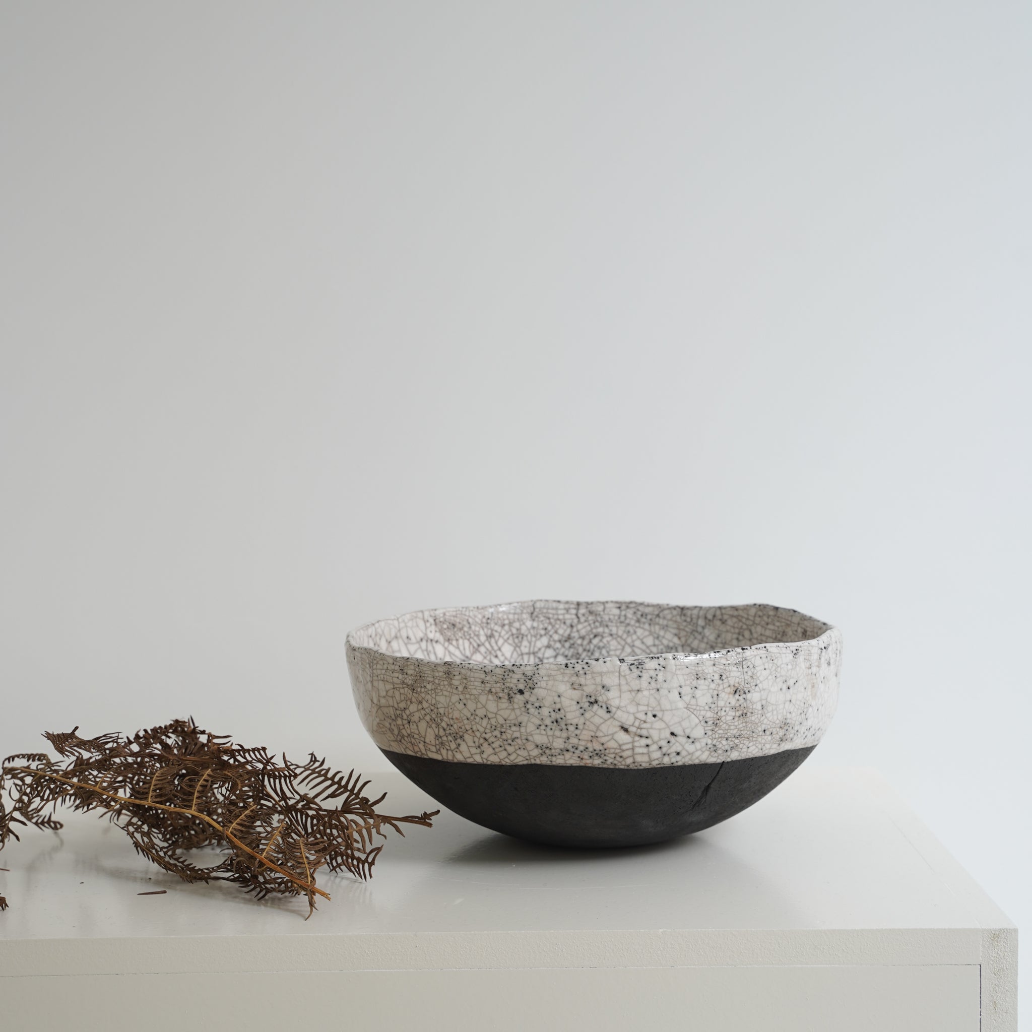 grand saladier en raku de Potry pour Brutal Ceramics
