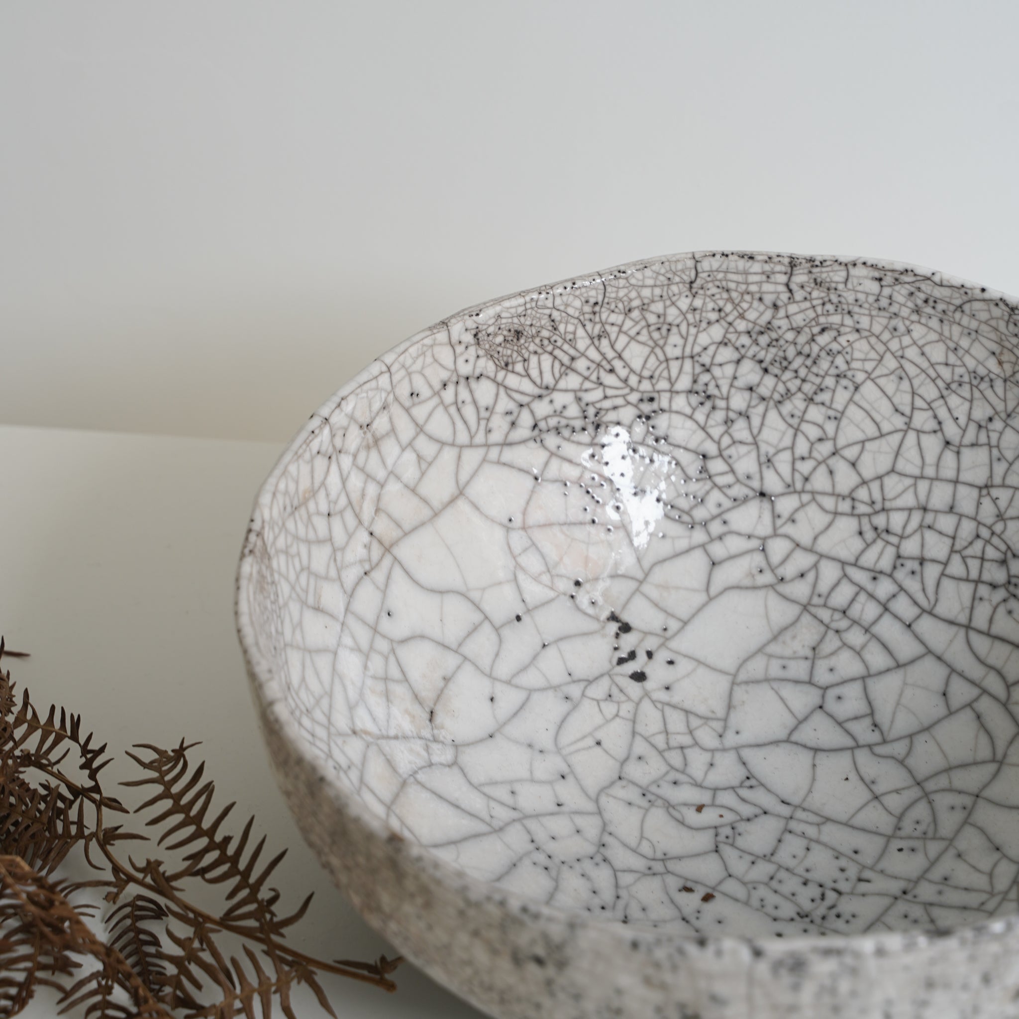 grand saladier en raku de Potry pour Brutal Ceramics