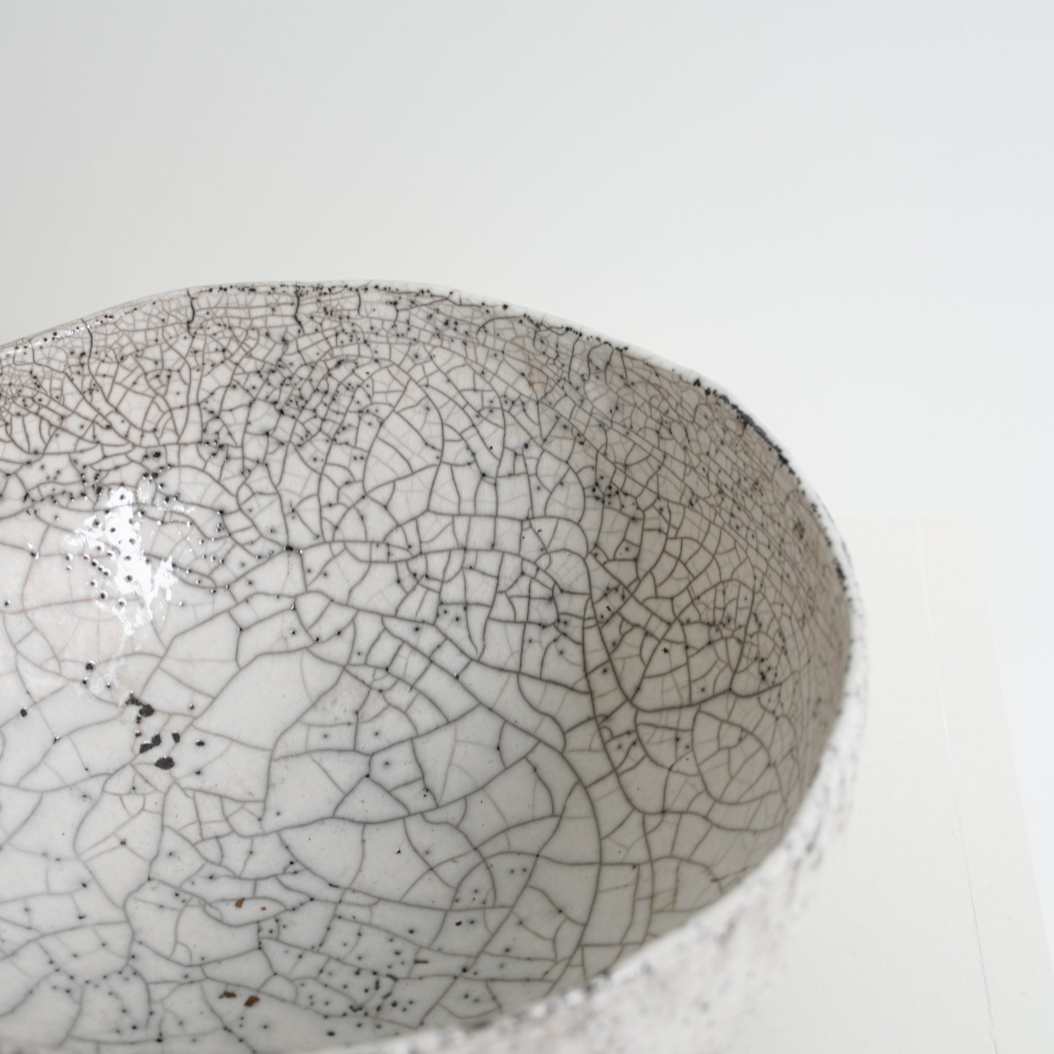 grand saladier en raku de Potry pour Brutal Ceramics