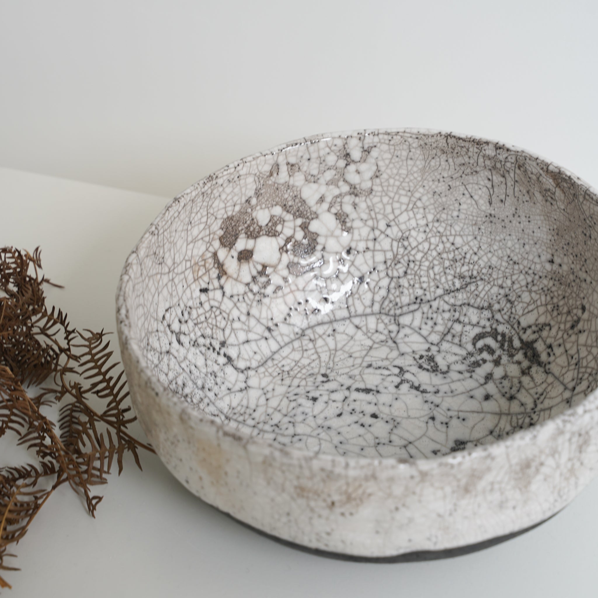 grand saladier en raku de Potry pour Brutal Ceramics