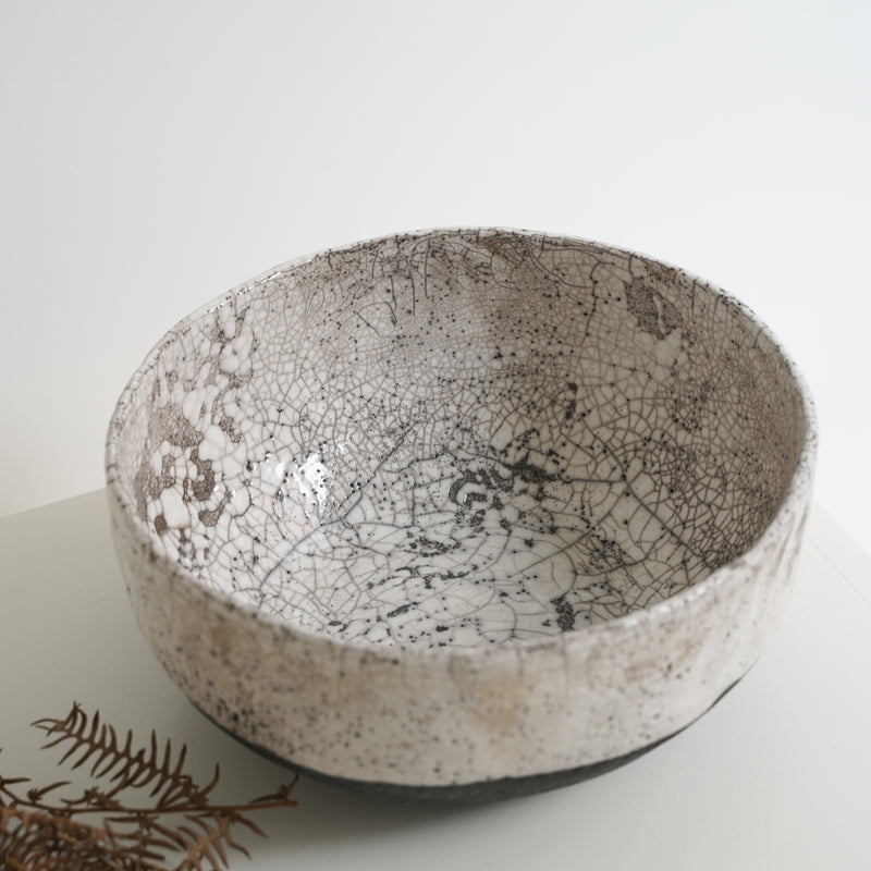 grand saladier en raku de Potry pour Brutal Ceramics