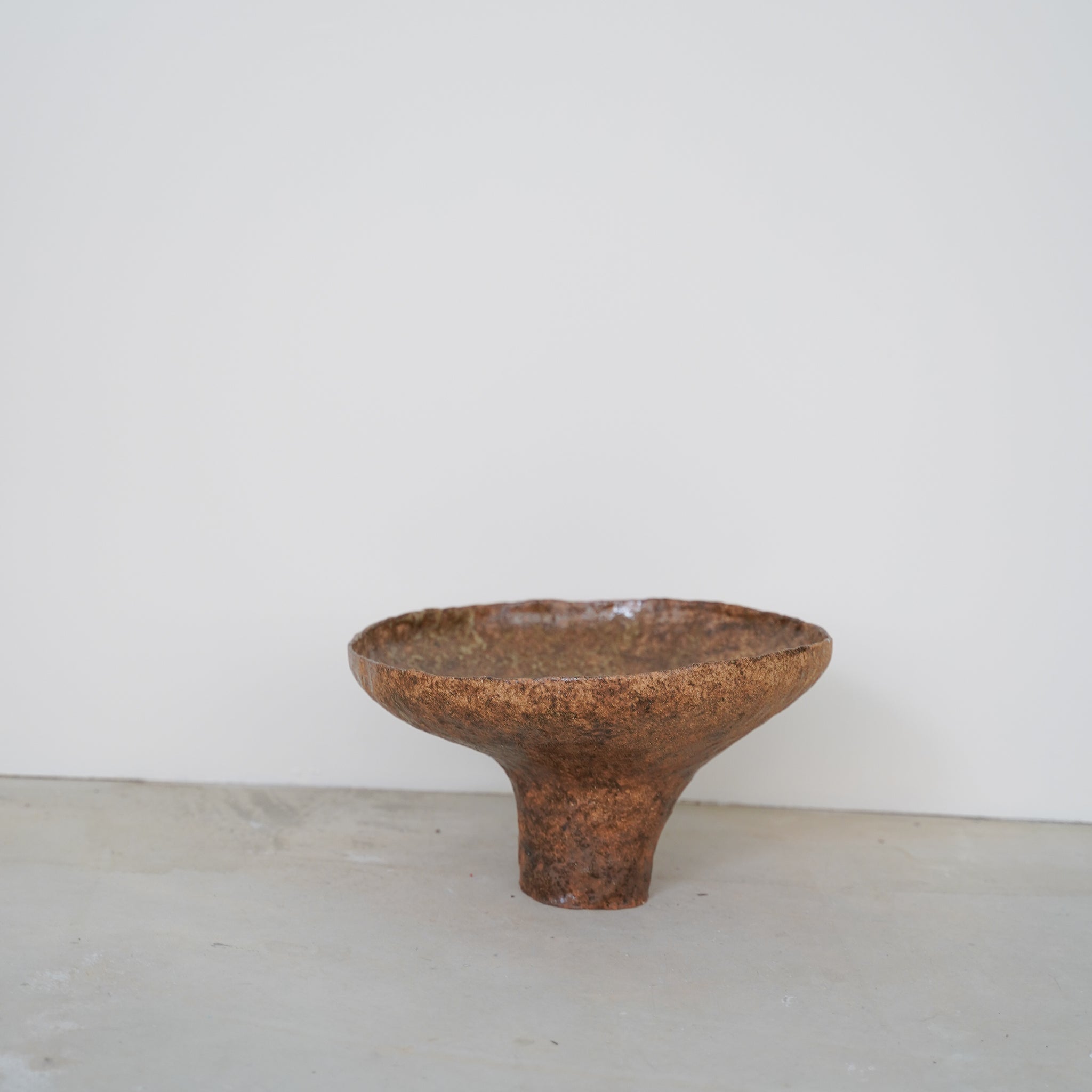 Coupe evasée en grès chamotté H 16,5cm - ocre, marron par Judith Lasry chez Brutal Ceramics
