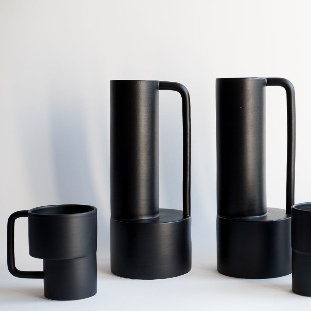 Issu de sa collection Intervalle, ce vase est tourné et assemblé à la main par Alison Thirion