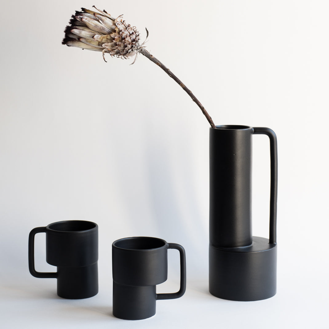 Issue de sa collection Intervalle, cette tasse est tournée et assemblée à la main par Alison Thirion, céramiste