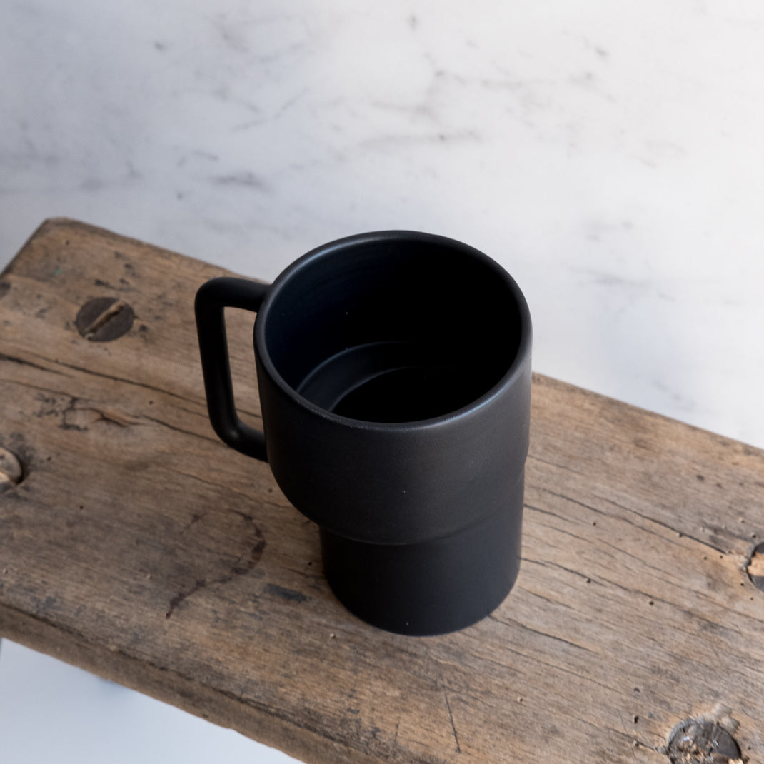 Issue de sa collection Intervalle, cette tasse est tournée et assemblée à la main par Alison Thirion, céramiste