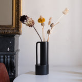 Issu de sa collection Intervalle, ce vase est tourné et assemblé à la main par Alison Thirion, céramiste